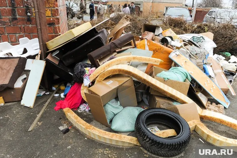В Заозерном уже три года не убирают мусор на месте снесенных гаражей (архивное фото)