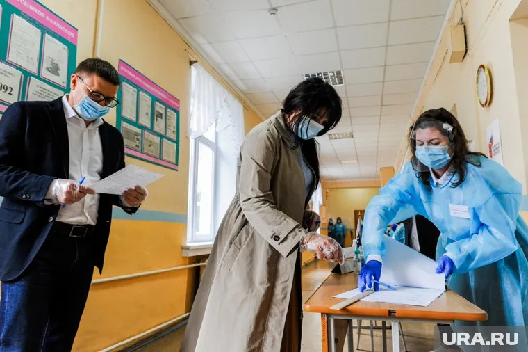 На губернаторских выборах 2019 года Алексей Текслер также голосовал в стенах своей школы