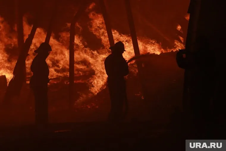 В Новом Уренгое загорелся двухэтажный деревянный дом