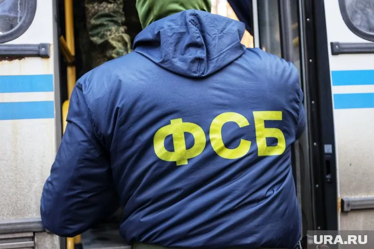 Сотрудники ФСБ увезли полицейского на допрос