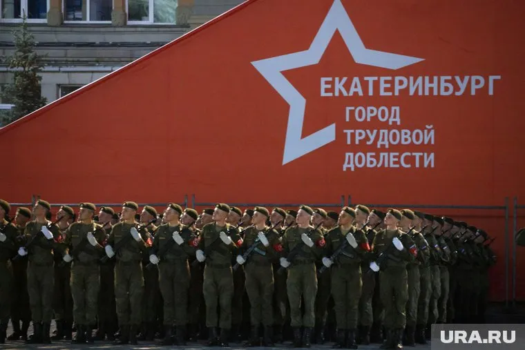 В центре Екатеринбурга проехала военная техника