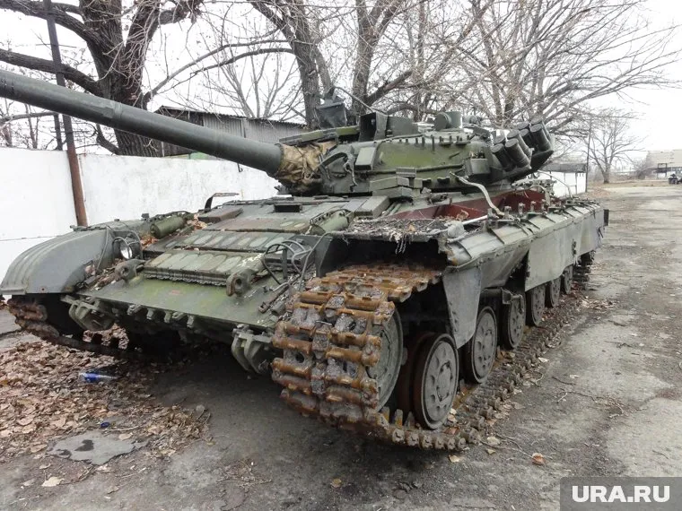 Украина не может хвастаться военными новинками, у нее вместо танков — муляжи, считает эксперт