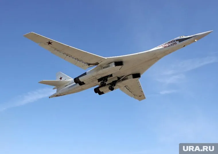 Два Ту-160 напугали пилота исландского самолета