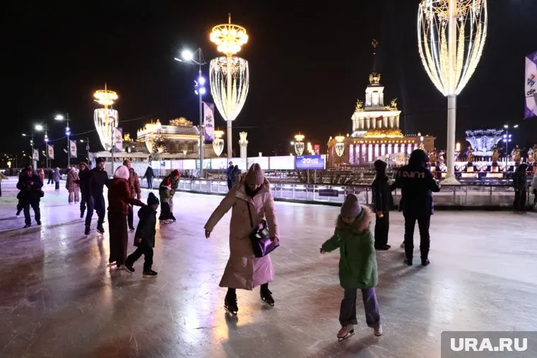 Москвичи и гости столицы оценили лед на открытии катка на ВДНХ
