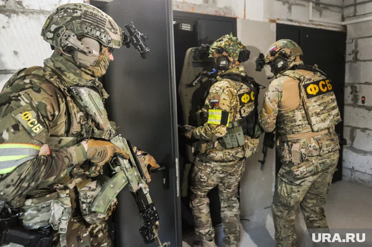 ФСБ совместно с оперативниками накрыли компанию, которая наживалась на фиктивных зарплатах 