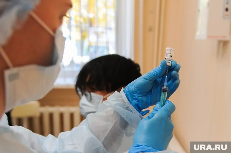 В обязательном порядке прививаться должны медики, педагоги и работники сферы обслуживания