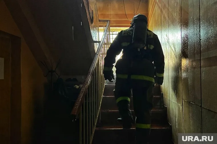 Пожарные эвакуировали жильцов из-за возгорания квартиры в многоэтажке