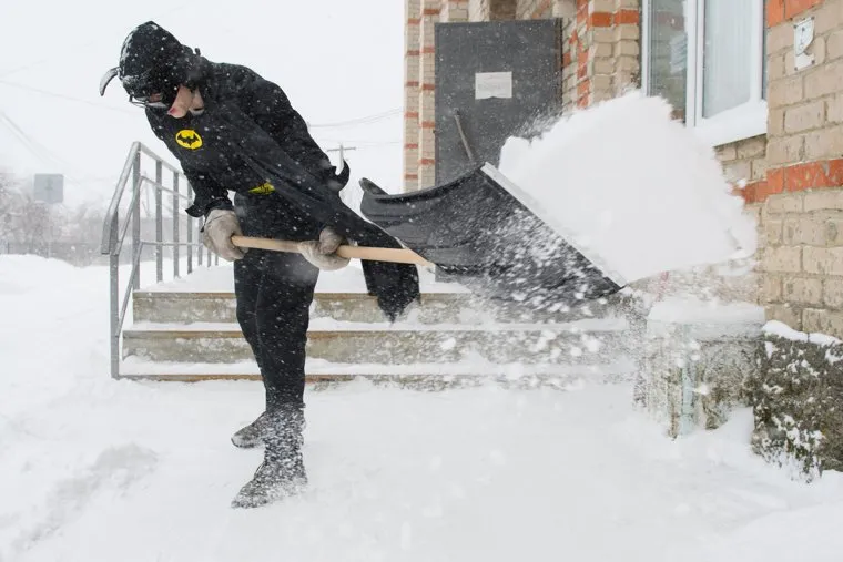 Влад Рябухин чистит снег в костюме Бэтмена. Свердловская область, пос. Кедровка, дворник, коммунальные службы, косплей, рябухин владислав, супергерой, убирает снег, костюм бэтмена