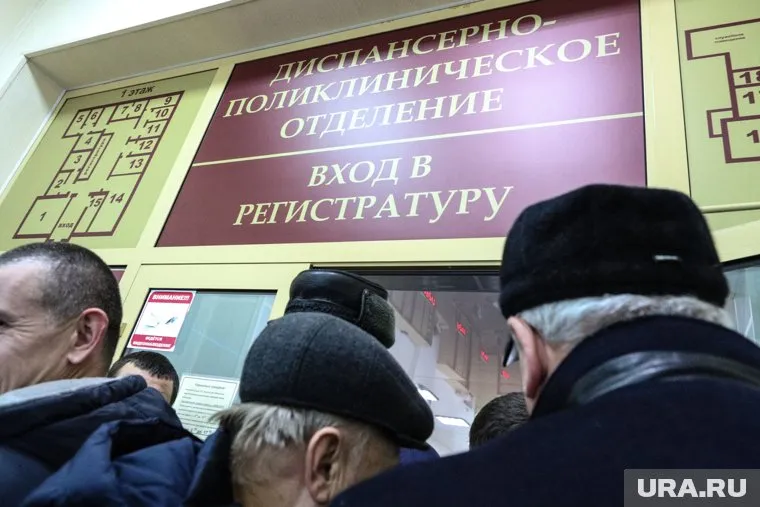 Пациенты жалуются, что их вынуждают записываться через платную регистратуру