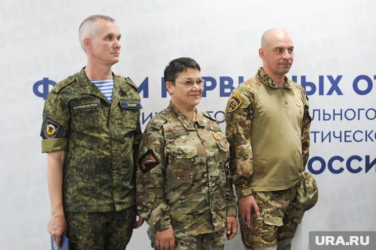 Светлана Гореликова с участниками СВО Артемом Барбашиным (слева) и Евгением Ботовым (справа)