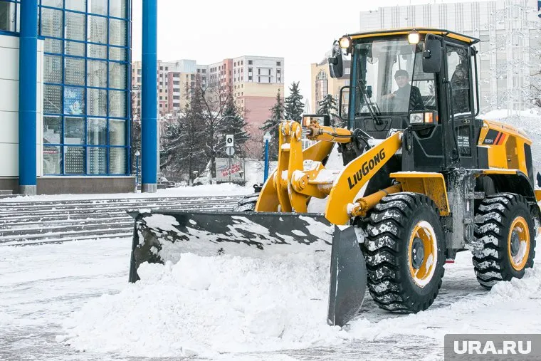 Снег в Тюмени убирают более 400 единиц техники и 500 рабочих