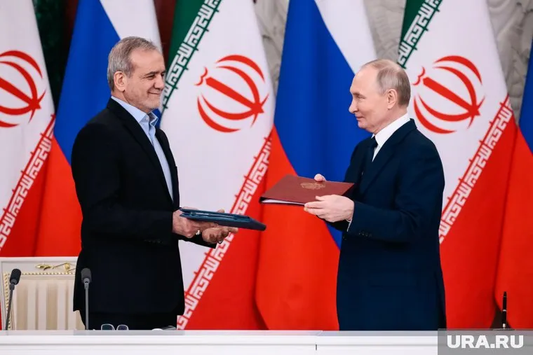 Путин вручил Пезешкиану подарок, символизирующий Россию