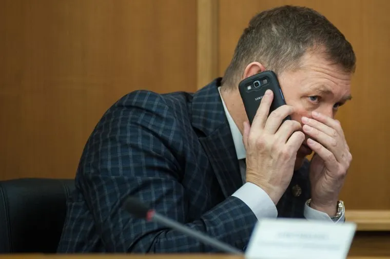 Заседание Екатеринбургской городской думы. Екатеринбург, мяконьких александр, разговаривает по телефону
