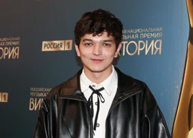 Отсыпается и получает слова поддержки: продюсер Акмаля рассказала, чем он занят после «отмены»