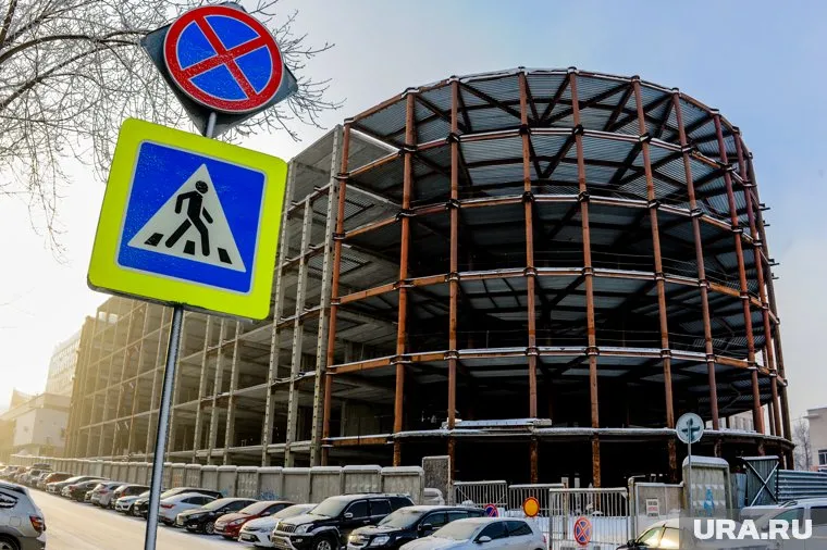 За два десятка лет объект в самом центре Челябинска не удалось завершить