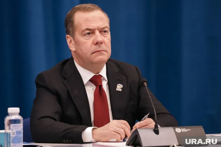 Медведев похвалил латвийского депутата за поддержку русского языка
