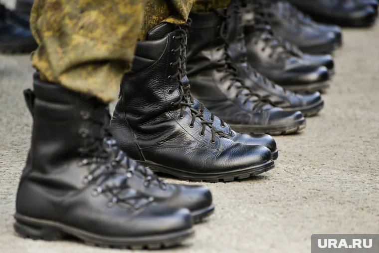 Камуфляж и берцы, полагающиеся военнослужащим, продали через интернет