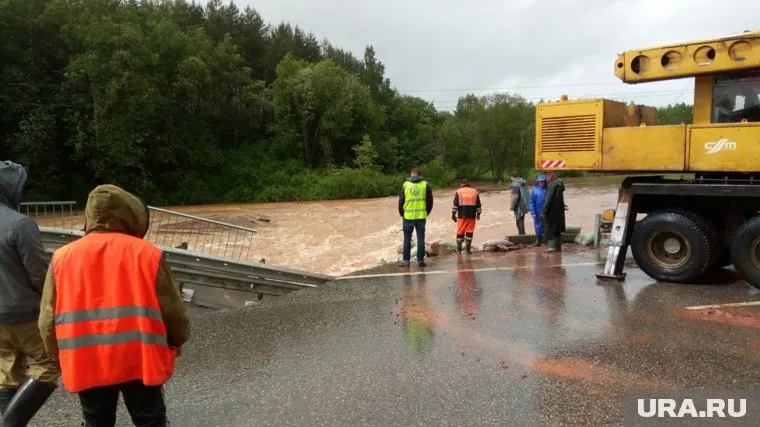 Из-за дождей В Пермском крае смыло мост через реку Юг