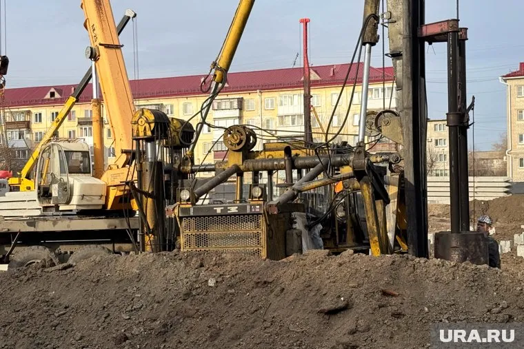 Забивку свай на стройке в центре Кургана закончат в середине мая