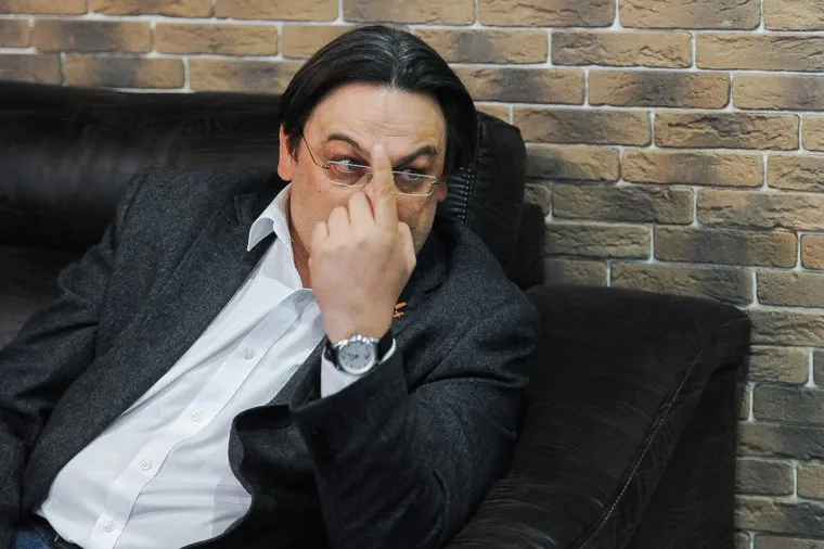 Заседание Сигарного клуба на тему: «Какие изменения нужно внести в облик города накануне саммитов ШОС И БРИКС?». Челябинск, смирнов михаил, указательный палец вверх