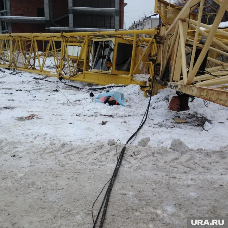 Прокуратура взяла под свой контроль расследование причин падения башенного крана на жилой дом в Екатеринбурге