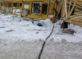 Прокуратура взяла под контроль расследование падения башенного крана на жилой дом