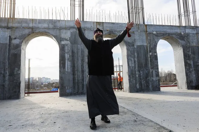 Митрополит Челябинский и Миасский Никодим на стройплощадке кафедрального собора Рождества Христова. Челябинск