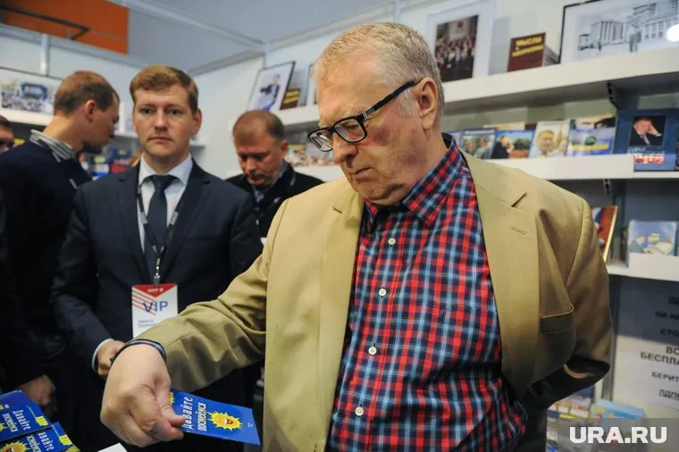 На книжной выставке в Москве Владимир Жириновский признался, что читает десять книг в месяц. Художественной литературы среди них нет