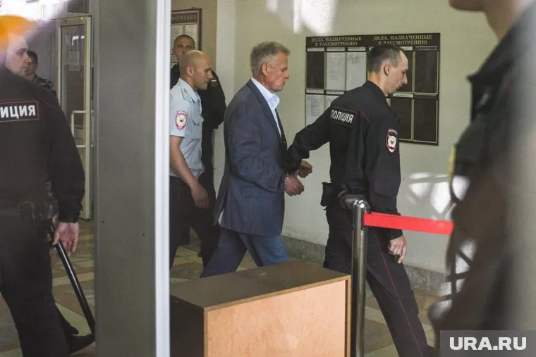 На Астахова надели наручники в зале суда