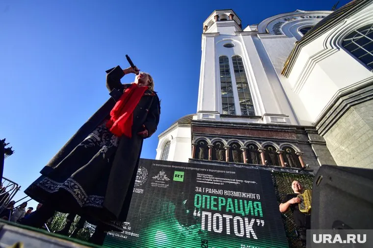 Уличная выставка, посвященная легендарной операции «ПОТОК» возле Храма на Крови. Екатеринбург