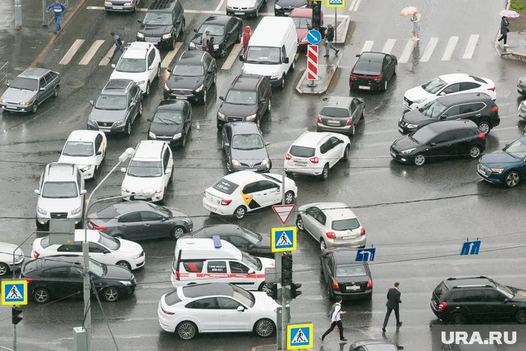 Дорожный затор растянулся от кольца на улице 50 лет Октября до проезда 9 Мая