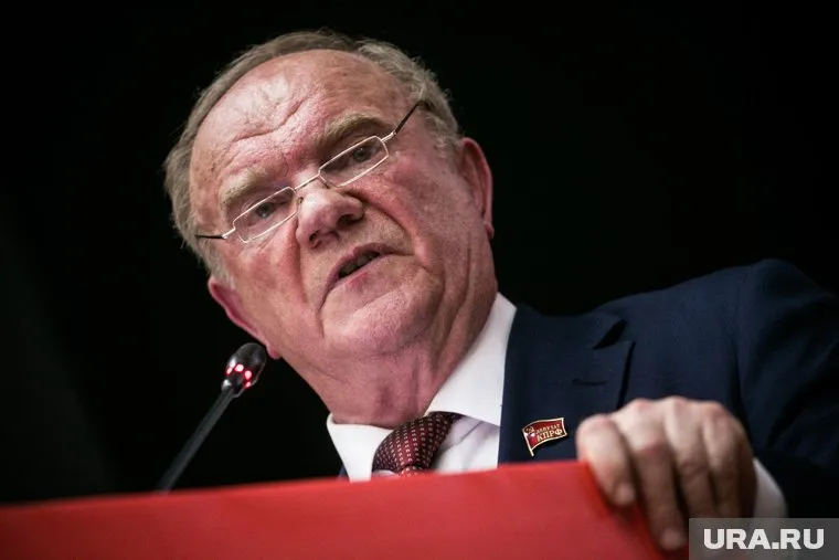 Бывший руководитель службы протокола Ельцина Владимир Шевченко опроверг слова лидера КПРФ Геннадия Зюганова