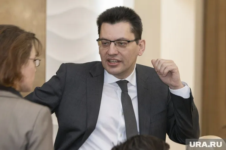 Михаилу Сюткину, который 14 апреля заявил об уходе из правительства, публично подвесили в дорогу скандал