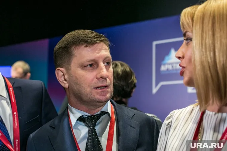 Сергей Фургал направлялся в самолет в сопровождении сотрудников правоохранительных органов