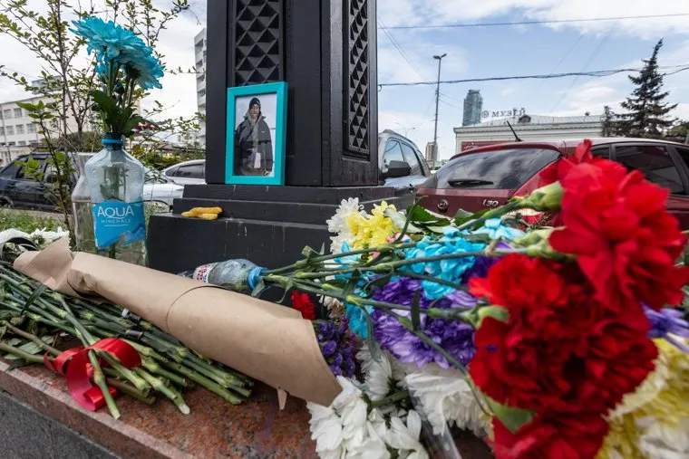 Стихийный мемориал в память об убитом студенте из Габона. Екатеринбург