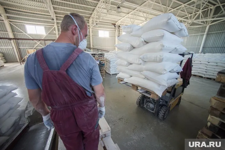 На заводе трудятся около 300 рабочих