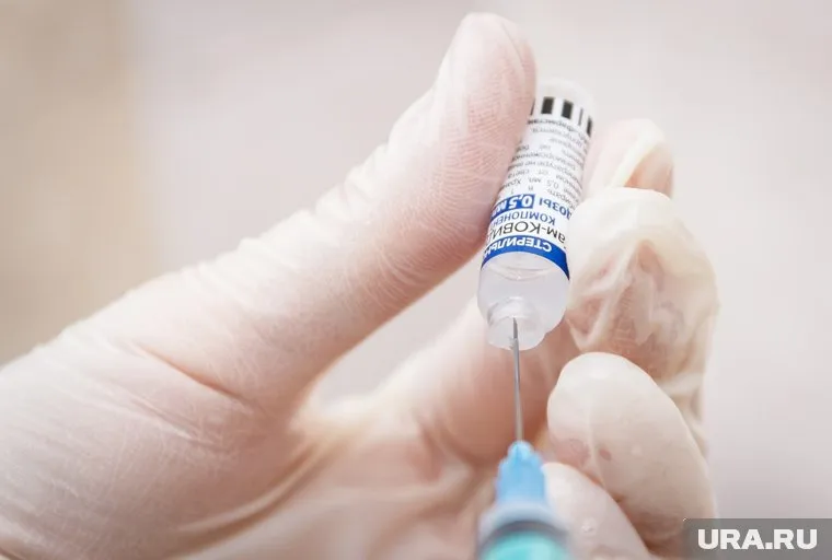 Власти обещают, что после налаживания поставок вакцины хватит на всех