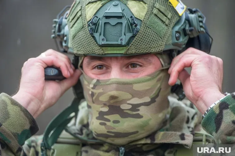 Пермяки передали военнослужащим тактический шлем