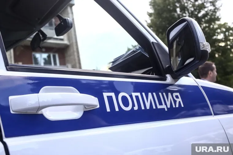 Мужчина разбил в полицейском автомобиле все стекла