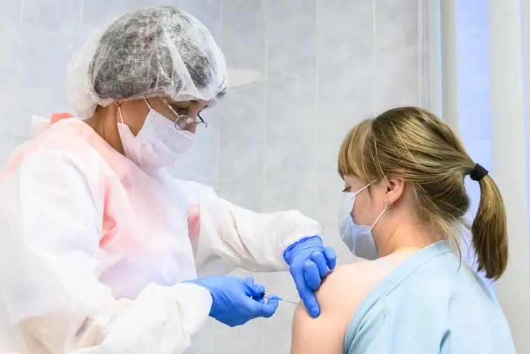 Прививка врачей российской вакциной Спутник V от новой коронавирусной инфекции. Екатеринбург