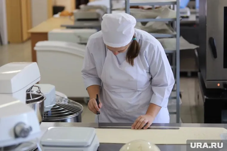 В Новом Уренгое ищут преподавателя поварского дела на зарплату в сто тысяч рублей