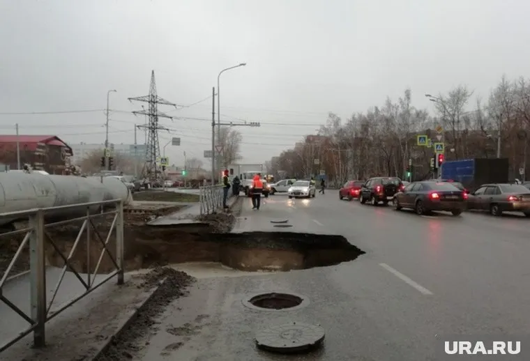 Огромная яма заняла одну полосу улицы