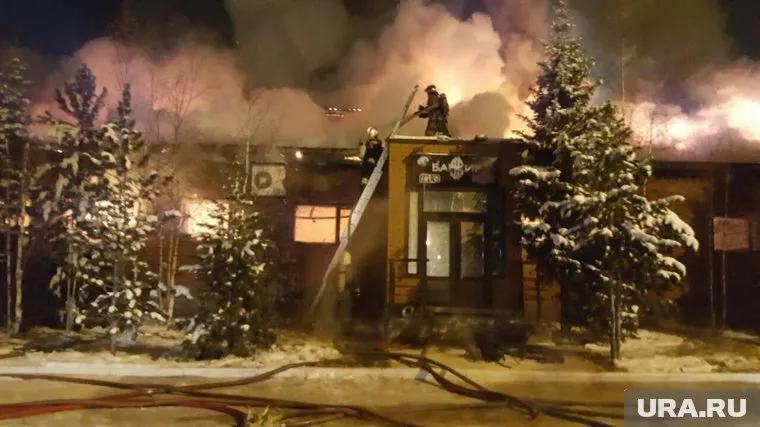 Пожарные тушат ночной клуб