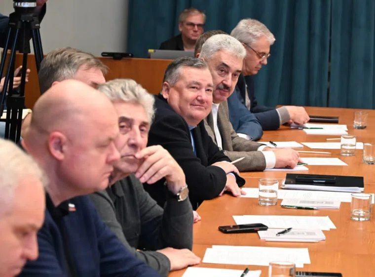 Валерий Сухих предложил уделить внимание увеличению количества заправок для речного транспорта