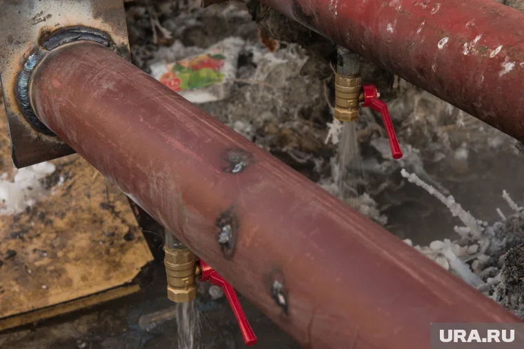 Коммунальные службы устраняют последствия аварии