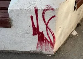 Коммунальщики не успевают закрашивать загадочные рисунки курганского Бэнкси