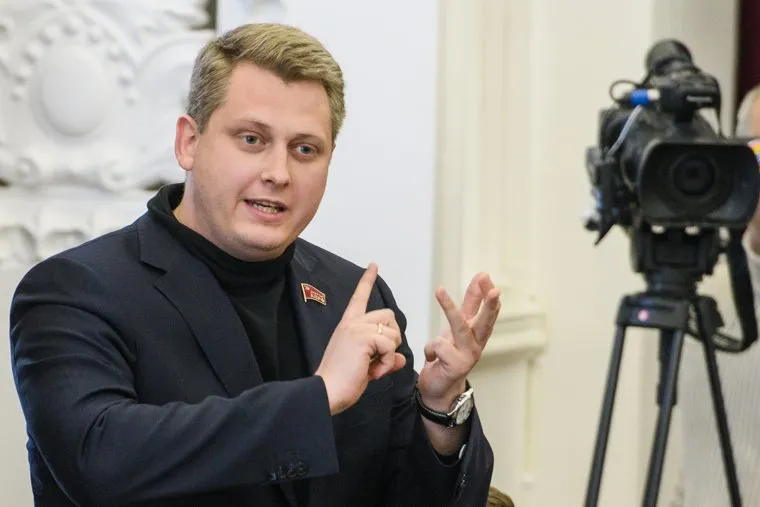Шестой день протестов против строительства храма Св. Екатерины в сквере около драмтеатра - встреча Александра Высокинского с инициативной группой. Екатеринбург