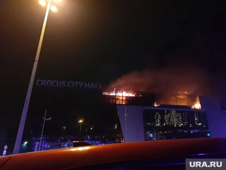 Из-за пожара в «Крокусе» начала рушиться кровля