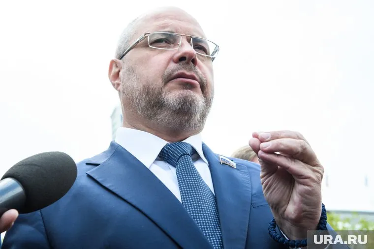 Депутата Госдумы Сергея Гаврилова облили водой и пытались отобрать документы