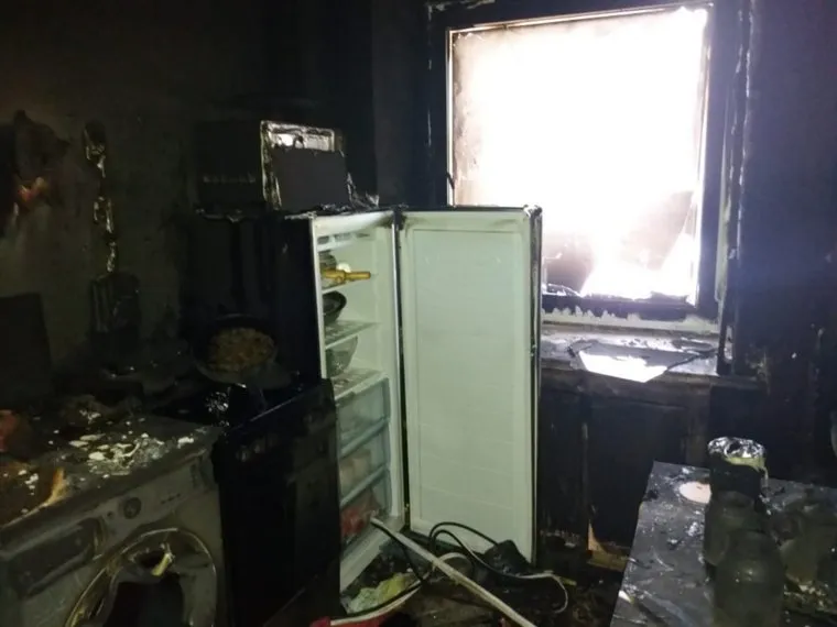 Выгоревшая квартира, с которой начался пожар в доме на Рассветной, 7 в Екатеринбурге